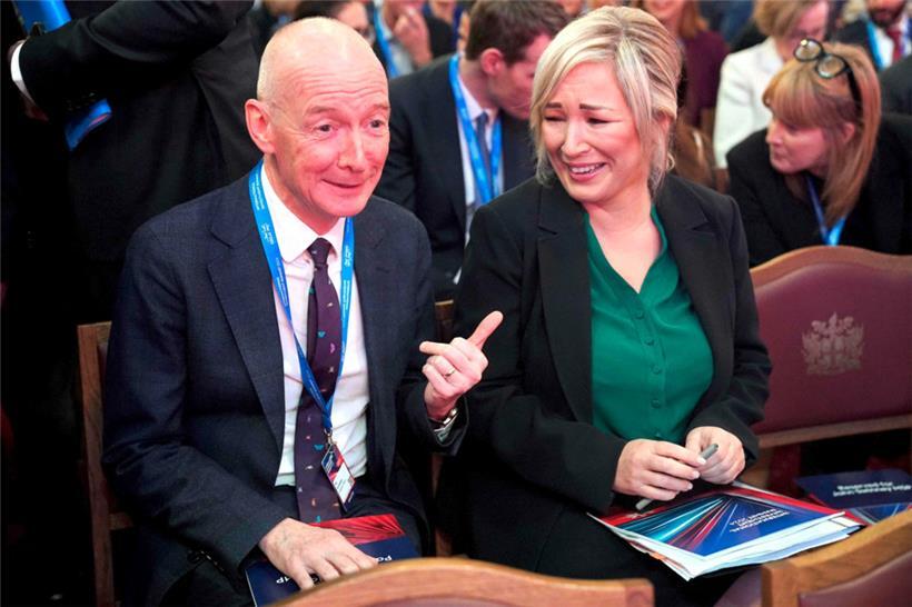 Die nordirische Erste Ministerin Michelle O’Neill (r.), hier mit dem Chancellor of the Duchy of Lancaster, Pat McFadden, dürfte ebenfalls von schweren Vorwürfen an die Spitze der Sinn Féin visiert sein
