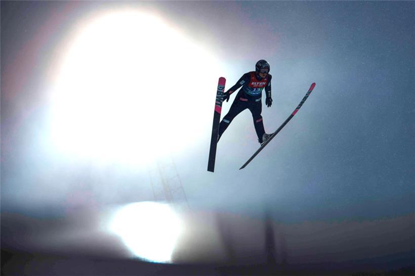 Die norwegischen Skispringer um Marius Lindvik wurden bei der WM nach einer Anzug-Manipulation gesperrt
