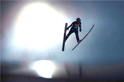 Die norwegischen Skispringer um Marius Lindvik wurden bei der WM nach einer Anzug-Manipulation gesperrt
