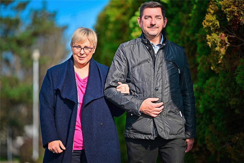 Die nunmehr neue slowenische Präsidentin Natasa Pirc Musar und ihr Ehemann Ales Musar auf dem Rückweg vom Wahllokal
