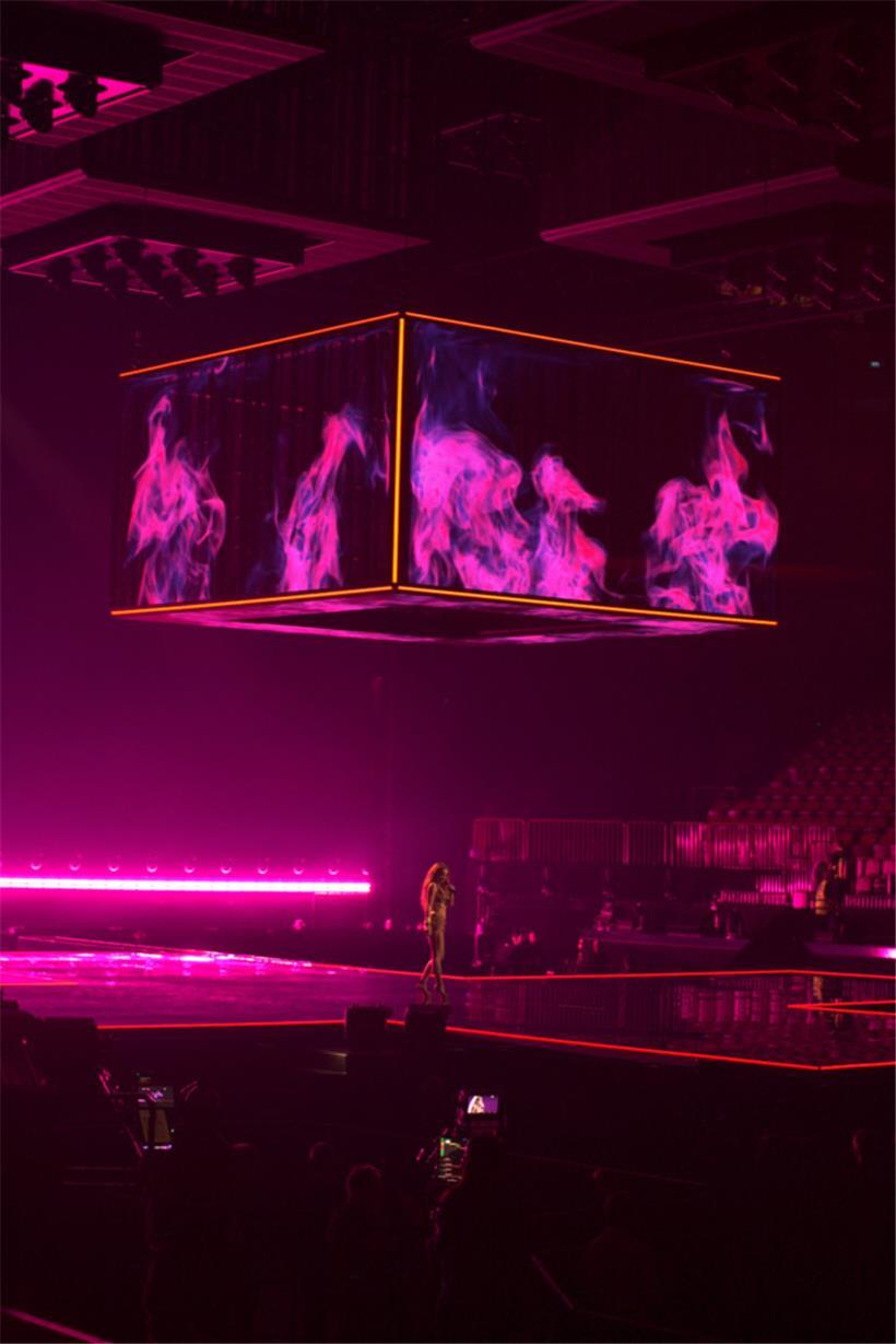 Die oberen Bühnenelemente kommen vor allem bei den Eröffnungsliedern zum Einsatz
