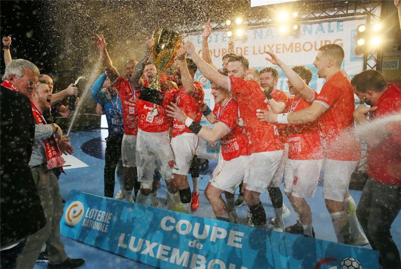 Die obligatorische Champagner-Dusche für den neuen und alten Pokalsieger