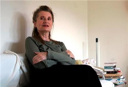 Die österreichische Autorin und Dramatikerin Elfriede Jelinek, 2004 in ihrem Haus in Wien

