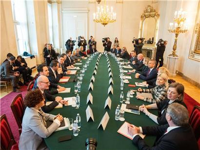 Österreichische Regierung diskutiert kontrovers über Verlängerung des Wehrdienstes, politische Debatte und Verteidigungspolitik