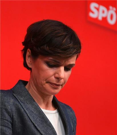 Die österreichischen Sozialdemokraten sind vor allem damit beschäftigt, ob Pamela Rendi-Wagner weiterhin Parteivorsitzende bleibt oder sie ihr Amt abgeben muss
