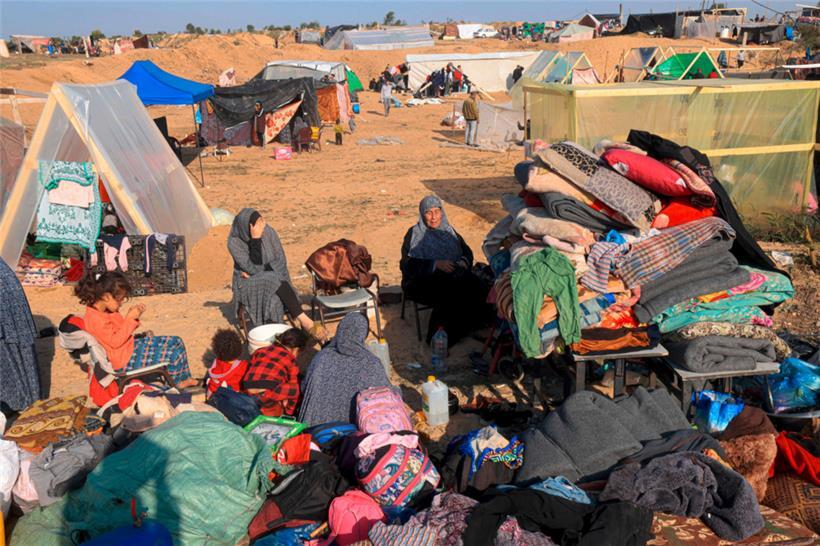 Die palästinensischen Flüchtlinge kommen nun am unteren Ende des Gazastreifens an der Grenze zu Ägypten an
