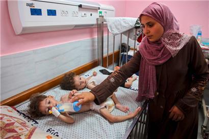 Die palästinensischen Kinder Uday (l.) und Mohammed Mahra, die beide an Unterernährung leiden, ruhen neben ihrer Mutter im Kamal-Adwan-Krankenhaus. UN-Rechtsexperten beschuldigten Israel, eine „gezielte Hungerkampagne“ zu führen, die zum Tod von Kindern im Gazastreifen geführt hat.
