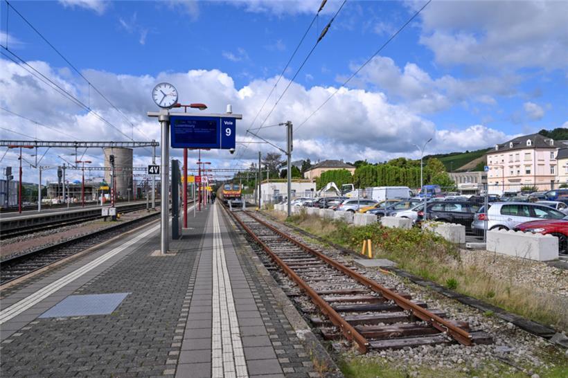 Die parkenden Pkws sollen bei der Umgestaltung in ein Parkhaus verschwinden, das...