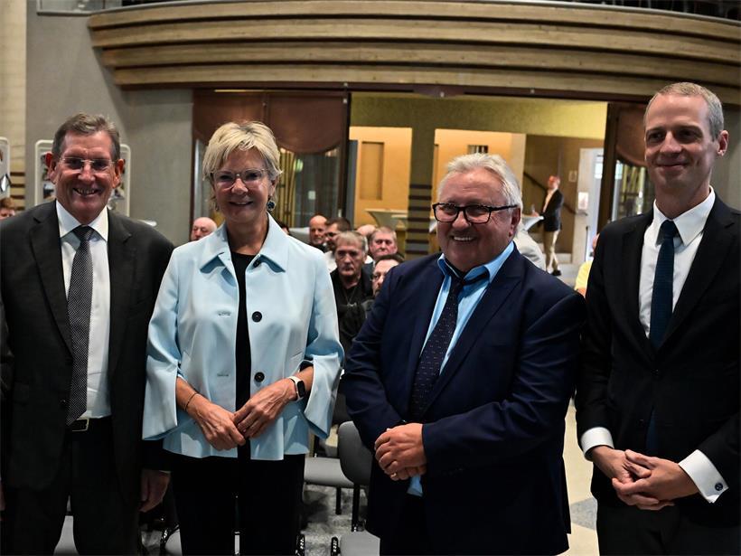 Die passionierten Angler mit den Fisch-unerfahrenen Ministern: der Präsident des Organisationskomitees der 100-Jahr-Feier, Gusty Graas, Sportministerin Martine Hansen, FLPS-Präsident Serge Petro und Umweltminister Serge Wilmes