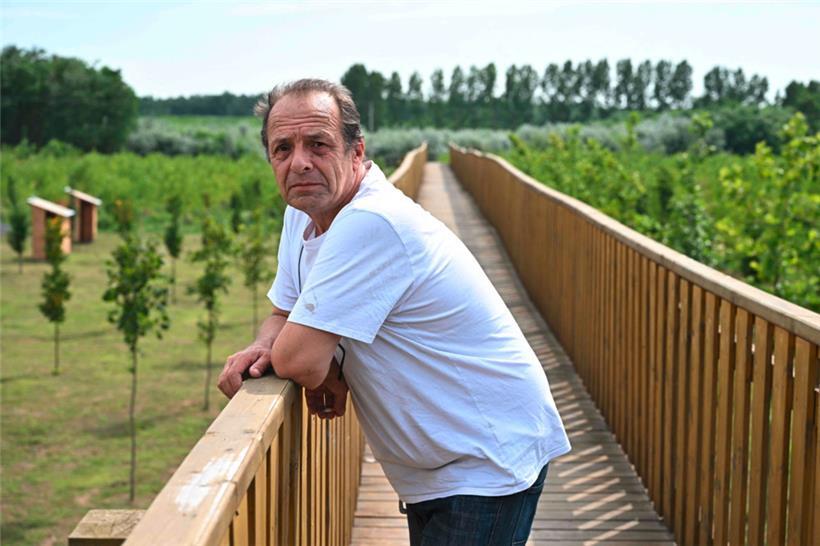 Die plötzliche, unrühmliche Bekanntheit missfällt einigen im Dorf: Manche Nachbarn grüßten ihn seither nicht mehr, sagt der Rentner Zoltan Palfy, der als Erster Alarm geschlagen hatte
