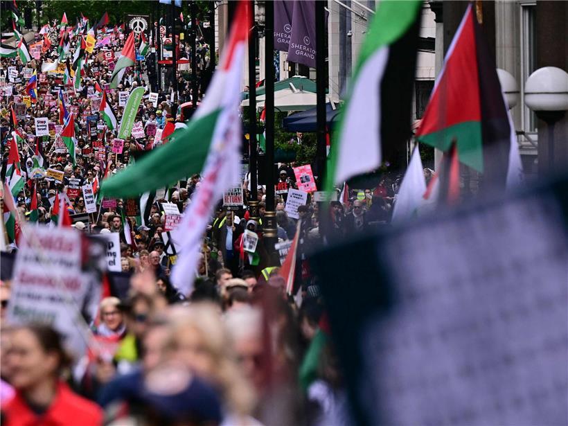 Pro-palästinensische Kundgebung und Anti-Rassismus-Demonstration mit vereinten Teilnehmern auf der Straße