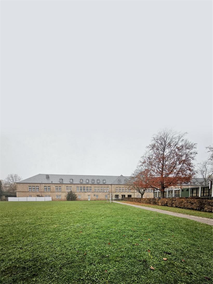 Die provisorische Sporthalle sollte eigentlich hinter die Schulsäle des Gymnasiums kommen
