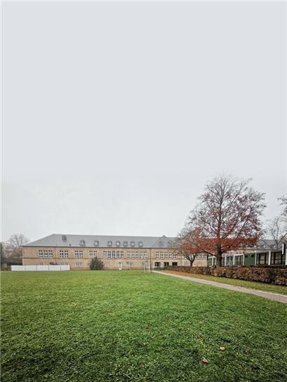 Die provisorische Sporthalle sollte eigentlich hinter die Schulsäle des Gymnasiums kommen
