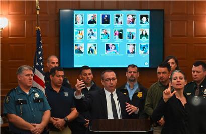 Die psychische Verfassung des 40-Jährigen habe eindeutig eine Rolle gespielt, sagte der für die öffentliche Sicherheit in dem US-Bundesstaat zuständige Beamte, Mike Sauschuck, bei einer Pressekonferenz am Samstag.

