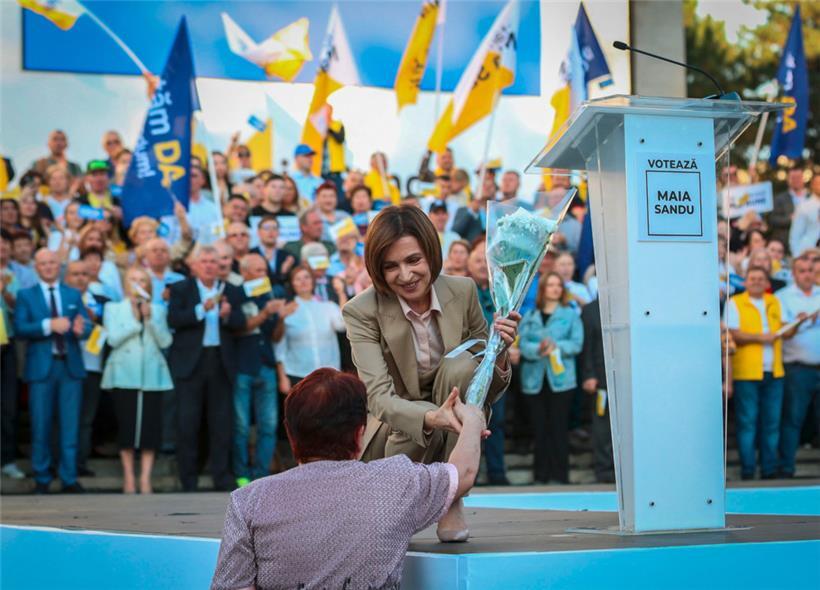 Die regierende moldauische Präsidentin Maia Sandu (M.) geht am Sonntag als Favoritin in die Wahlen
