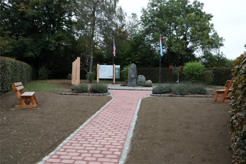 Die roten Pflastersteine wurden von der Landjugend „Uewersauer“ verlegt, damit das Monument besser sichtbar wird
