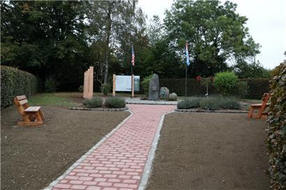 Die roten Pflastersteine wurden von der Landjugend „Uewersauer“ verlegt, damit das Monument besser sichtbar wird
