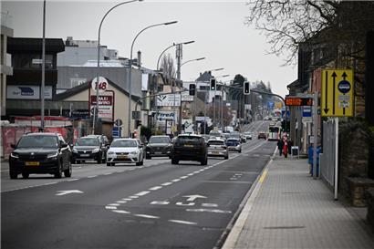 Die route d’Arlon in Strassen teilt die Stadt auf wie ein Fluss
