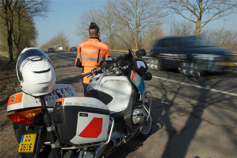 Die route de Luxembourg in „Gréivelsbarrière“ war nur eine von Dutzenden Stellen, an denen am Donnerstag Polizisten postiert waren
