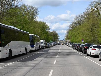 Route de Mondorf zwischen Bettemburg und Bous mit Parkplatz für Parc Merveilleux in Luxemburg