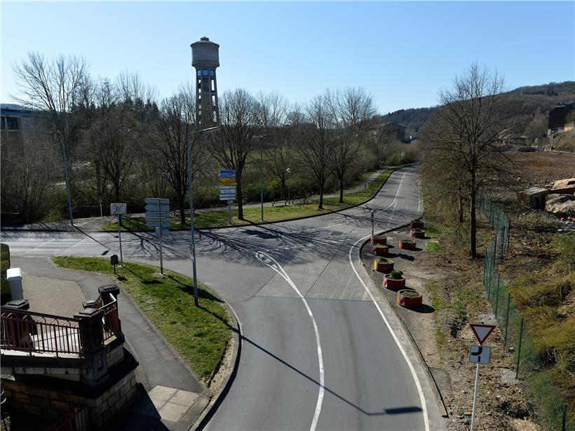 Straße Route de Thionville in Düdelingen mit Baustellenschildern, geplante Sperrung ab 2028 sichtbar
