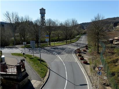Straße Route de Thionville in Düdelingen mit Baustellenschildern, geplante Sperrung ab 2028 sichtbar