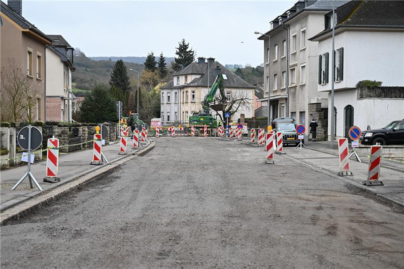 Straße "Route de Wasserbillig" mit neuem 30er-Zonen Verkehrsschild zur Temporeduzierung in Wohngebiet