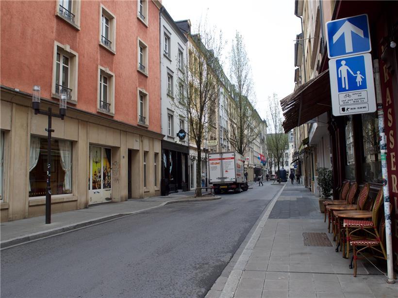 Rue Beaumont nach Bauarbeiten im April mit verbessertem Fußgängerweg und urbaner Straßenansicht