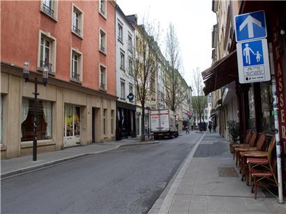 Rue Beaumont nach Bauarbeiten im April mit verbessertem Fußgängerweg und urbaner Straßenansicht