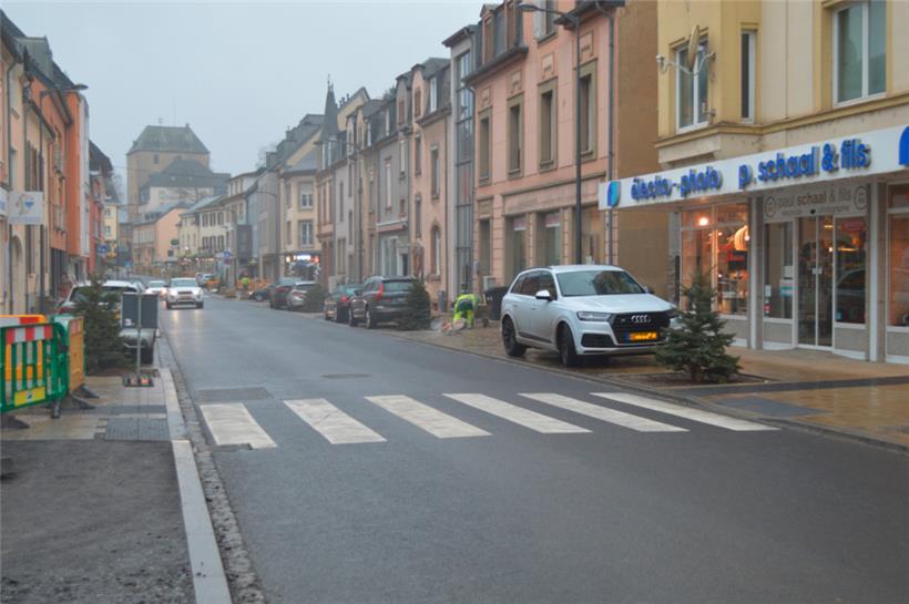 Die rue Grande-Duchesse Charlotte wurde komplett neugestaltet und zurückgebaut. Ruhebänke und Bäume auf den verbreiterten Bürgersteigen sollen zum Verweilen in dieser einstigen Geschäftsstraße einladen.
