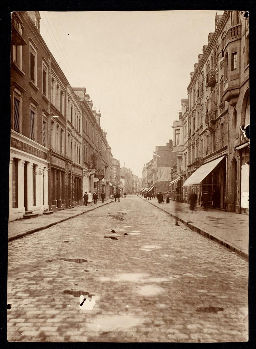 Die rue de l’Alzette 1911. Links die Häuser mit klassizistischem Einfluss, rechts einige opulentere Fassaden, darunter das Pfauenhaus (mit der Markise).

