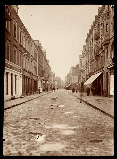 Die rue de l’Alzette 1911. Links die Häuser mit klassizistischem Einfluss, rechts einige opulentere Fassaden, darunter das Pfauenhaus (mit der Markise).
