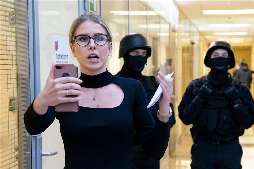 Die russische Oppositionspolitikerin Ljubow Sobol vor rund einem Jahr in den Räumlichkeiten der Stiftung von Alexej Nawalny, die damals von der russischen Polizei durchsucht wurde, eine bekannte Schikane der russischen Behörden gegen unliebsame Bürger
