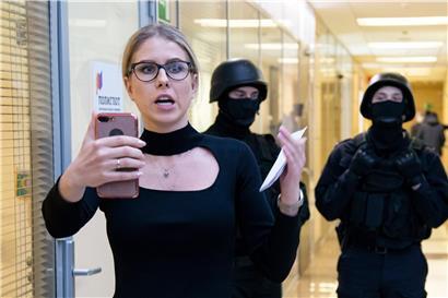 Die russische Oppositionspolitikerin Ljubow Sobol vor rund einem Jahr in den Räumlichkeiten der Stiftung von Alexej Nawalny, die damals von der russischen Polizei durchsucht wurde, eine bekannte Schikane der russischen Behörden gegen unliebsame Bürger
