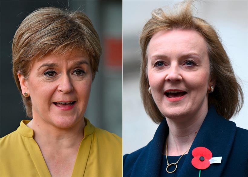 Die schottische Regierungschefin Nicola Sturgeon (l.) wurde von der möglichen künftigen britischen Premierministerin Liz Truss als „Wichtigtuerin“ abgekanzelt
