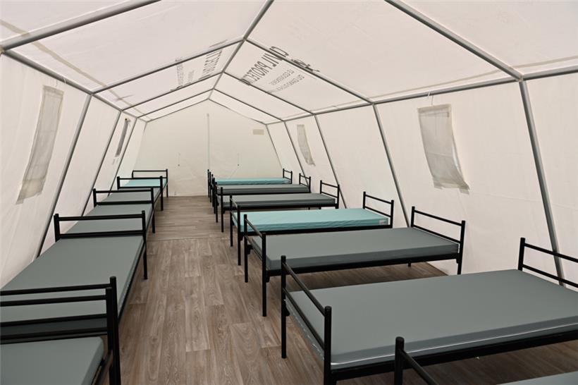 Die schwarzen Betten wurden am Wochenende in Halle 7 in der Luxexpo abgebaut, um...