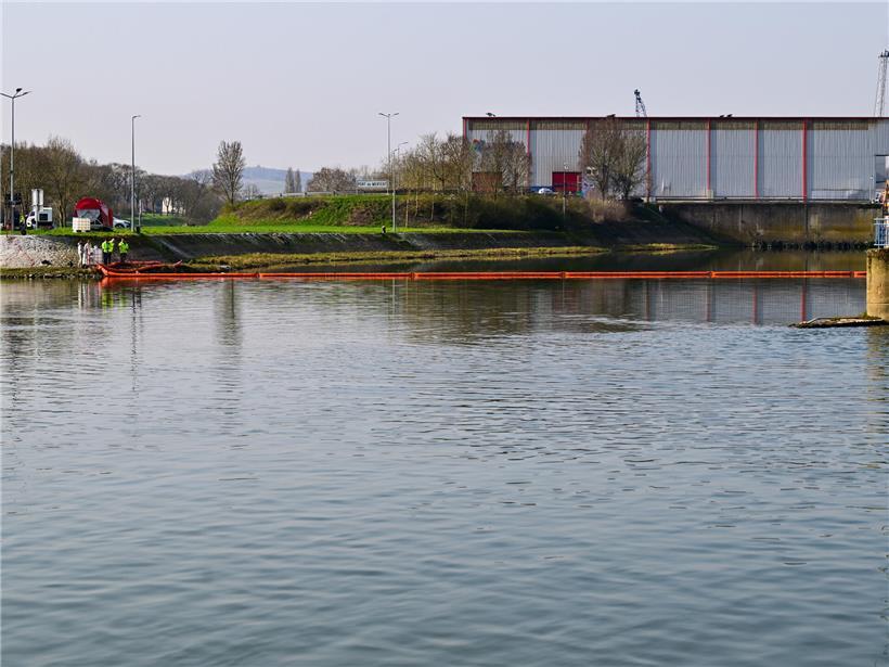 Schwimmende Barriere zur Rückhaltung von Öl auf Wasseroberfläche bei Umweltschutzmaßnahme