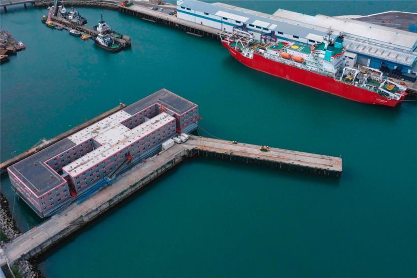 Die schwimmende Unterkunft „Bibby Stockholm“ (l.) für Asylbewerber im Hafen von Portland 
