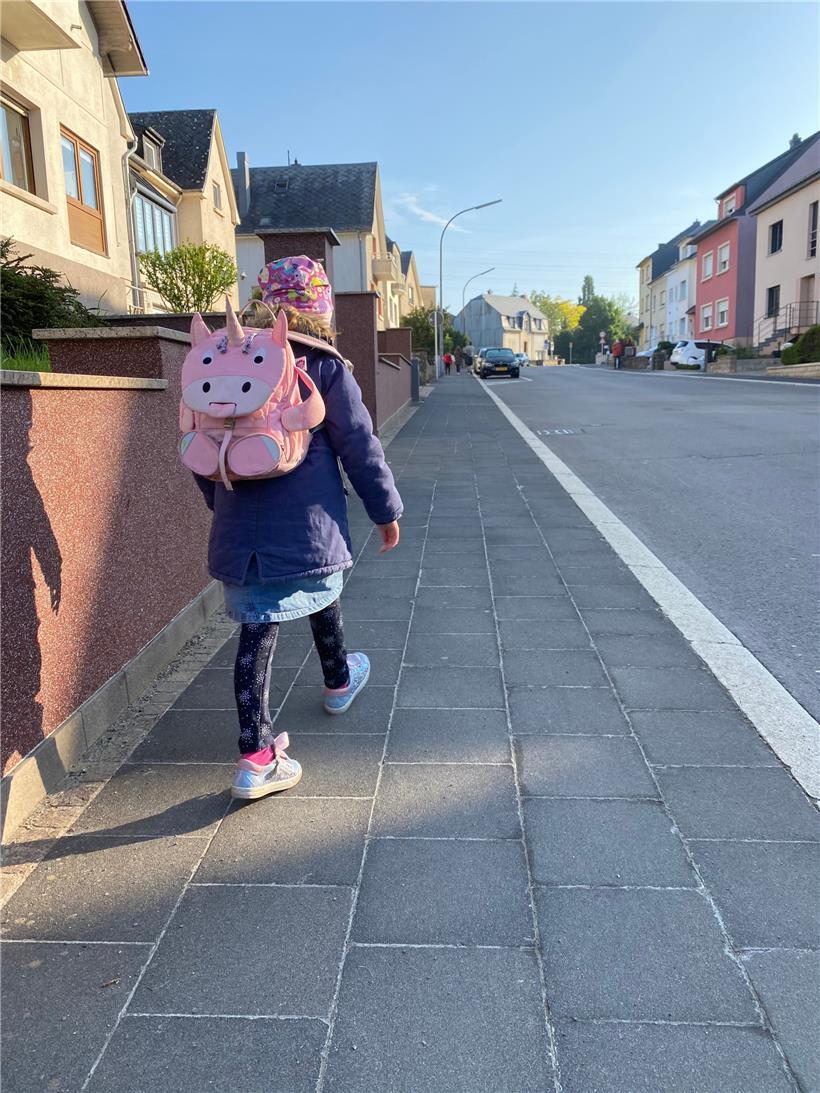 Die sechsjährige Elina auf dem Schulweg

