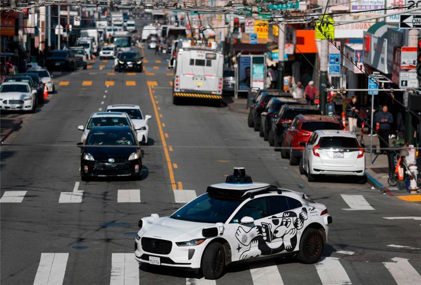 Die selbstfahrenden Robotaxis waren auch vom Stromausfall betroffen und blockierten Straßen 
