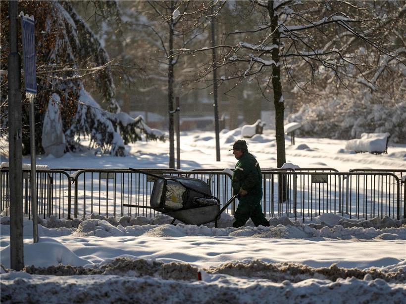 Schneebedeckte Straßen in Belgrad, Serbien, nach starkem Schneefall Anfang Januar, Winterwetter in der Hauptstadt