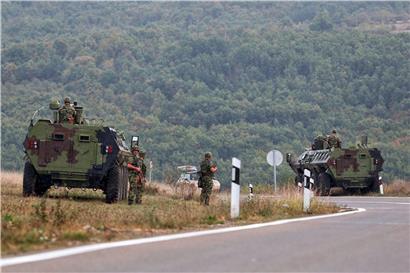 Die serbische Regierung lässt im Streit um Autonummernschilder gepanzerte Fahrzeuge an der Grenze zum Kosovo auffahren
