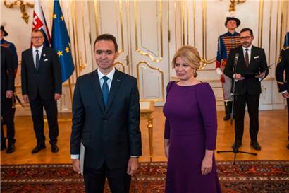 Die slowakische Präsidentin Zusana Caputova zusammen mit dem neuen Premier Ludovit Odor 
