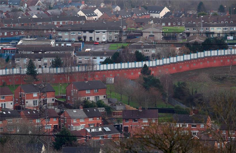 Die sogenannte „Friedensmauer“ durchzieht Belfast, auf der einen Seite leben Protestanten, auf der anderen Katholiken
