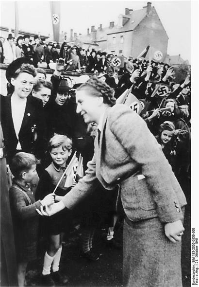 Die sogenannte „Reichsfrauenführerin“ Gertrud Scholtz-Klink bei ihrer Ankunft in Luxemburg am 21. Oktober 1941
