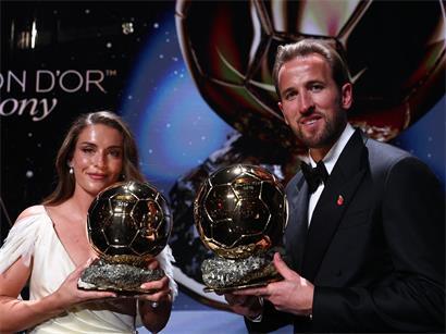 Die spanische Mittelfeldspielerin Alexia Putellas sowie der englische Stürmer Harry Kane posieren mit ihren Trophäen