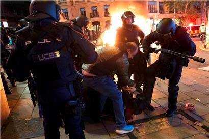 Die spanischen Konservativen heizen die Stimmung im Land auf bedenkliche Weise auf, was gewaltbereite Demonstranten auf den Plan ruft, wie hier am Donnerstagabend in Madrid
