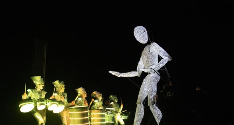 Die spanischen Trommler „Brincadeira“ und der Licht-Riese „DUNDU“ verzaubern am Sonntag die Straßen von Differdingen
