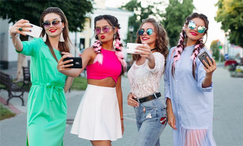 Die ständige Frage nach dem nächsten Foto führt dazu, dass die richtige Welt, die richtigen und wichtigen Werte immer weiter hinten angestellt werden
