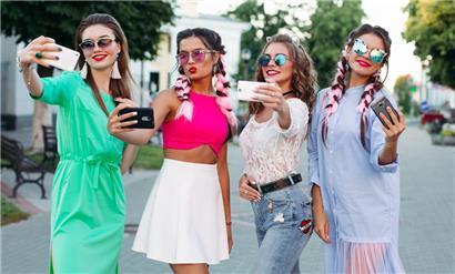 Die ständige Frage nach dem nächsten Foto führt dazu, dass die richtige Welt, die richtigen und wichtigen Werte immer weiter hinten angestellt werden
